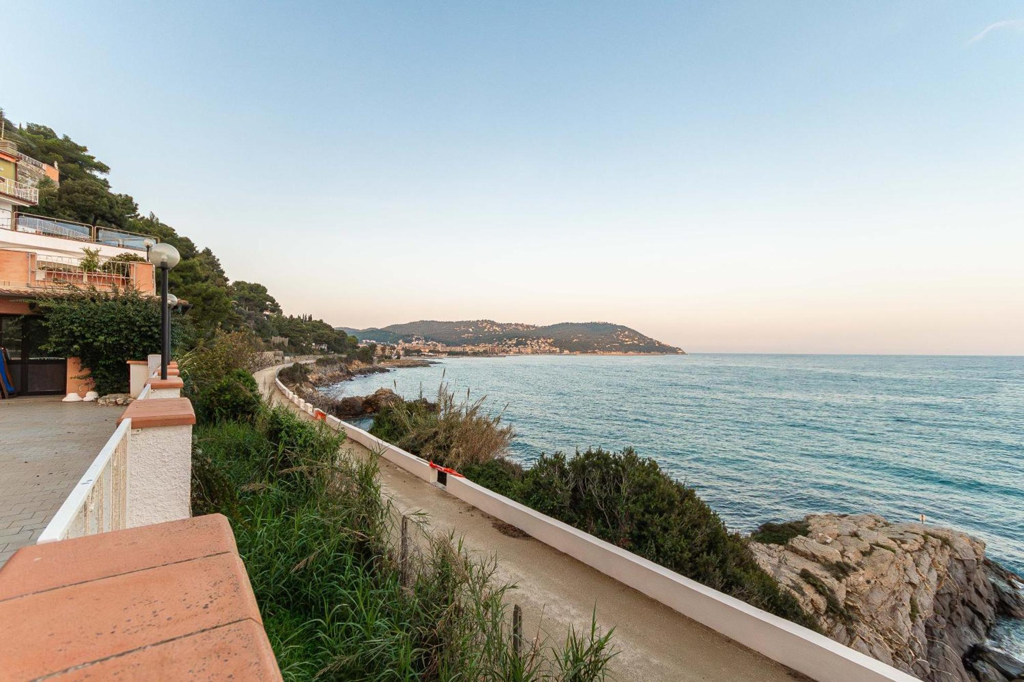 C22 Beachfront Villa - Spa Bath, Pool, Private Beach, Parking Free Andora Exterior photo